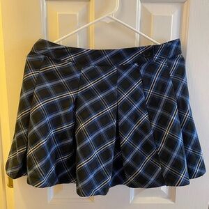 H&M plaid (black,white,blue) skirt with button on top size US 10